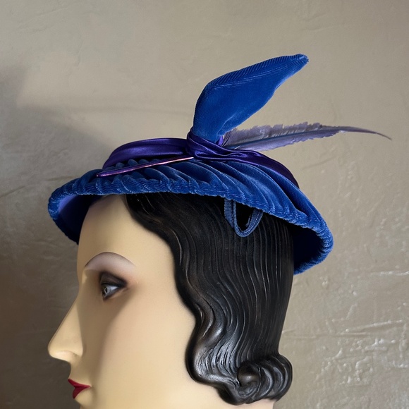 CHIC 1950's ROYAL BLUE VELVET & PURPLE SATIN DRAPED PANCAKE HAT WITH FEATHER - Picture 2 of 11